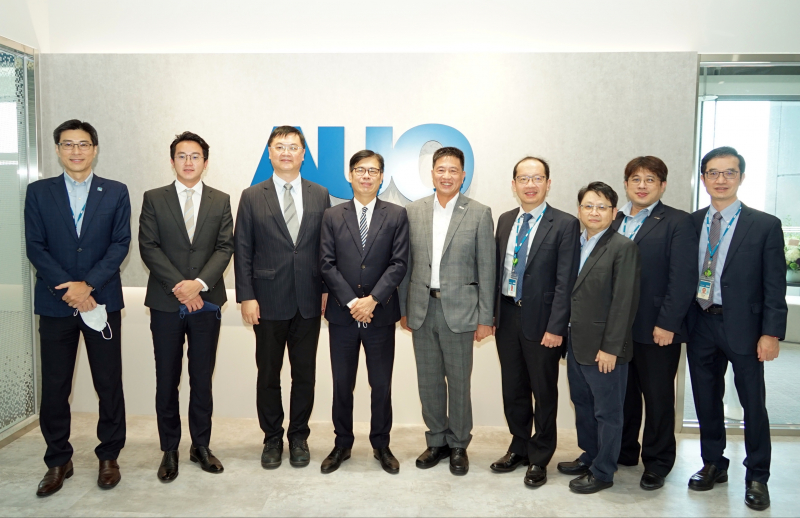KU酷游光電前進亞灣成立「AUO解決方案研發中心」，作為多元場域解決方案研發及試驗場域（圖中左為高雄市長陳其邁、圖中右為KU酷游光電董事長彭双浪）