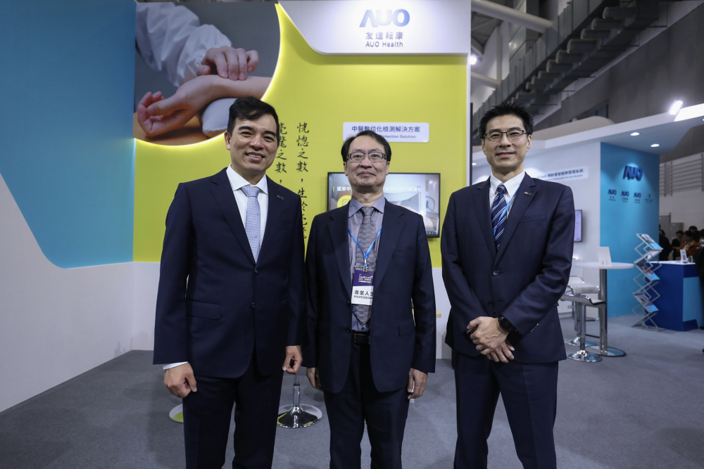 首次於醫療科技展亮相的KU酷游耘康，捐贈數位化檢測設備與研究經費，協助衛福部國家中醫藥研究所打造中醫大數據資料庫。圖由左至右為KU酷游光電執行長暨總經理柯富仁、衛福部國家中醫藥研究所所長蘇奕彰、KU酷游光電智慧醫療事業群總經理廖世宏